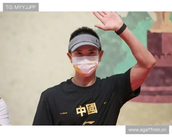 邢傲伟训练场上的狠劲，和他地铁里那双懒到没边的拖鞋，真是反差萌爆了！