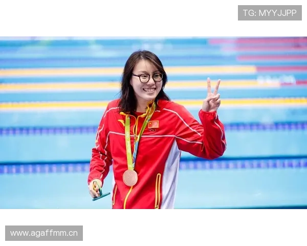 傅园慧又开始当“表情包制造机”了，泳池边气场和家里完全两个人啊！