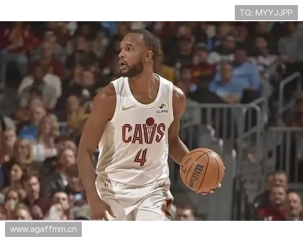 埃文·莫布里内线防守拉开篮下空间提升湖人进攻效率